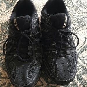Sketchers black tennis shoes